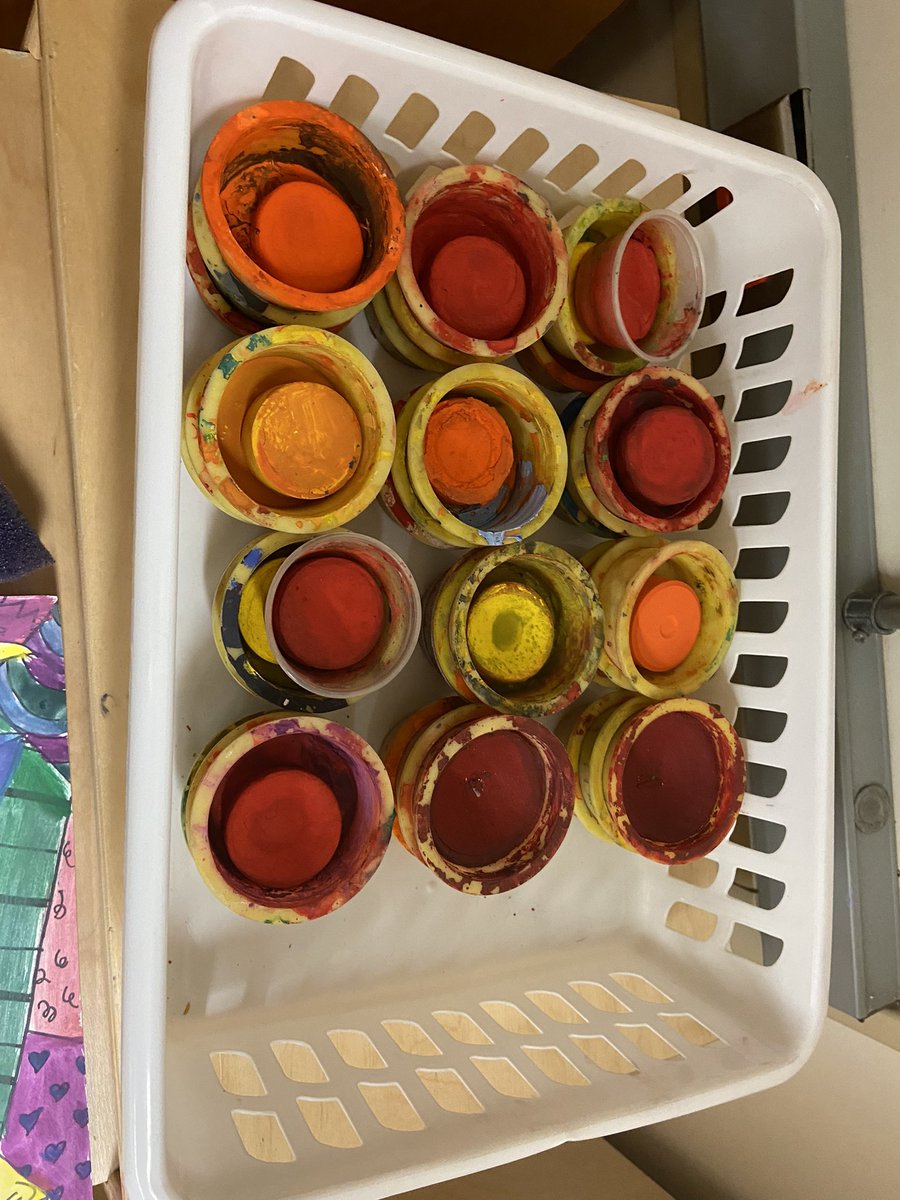 GelowitzBreanne's tweet photo. Organizing by warm &amp; cool colours is a game changer! https://t.co/zF0s0x35NH