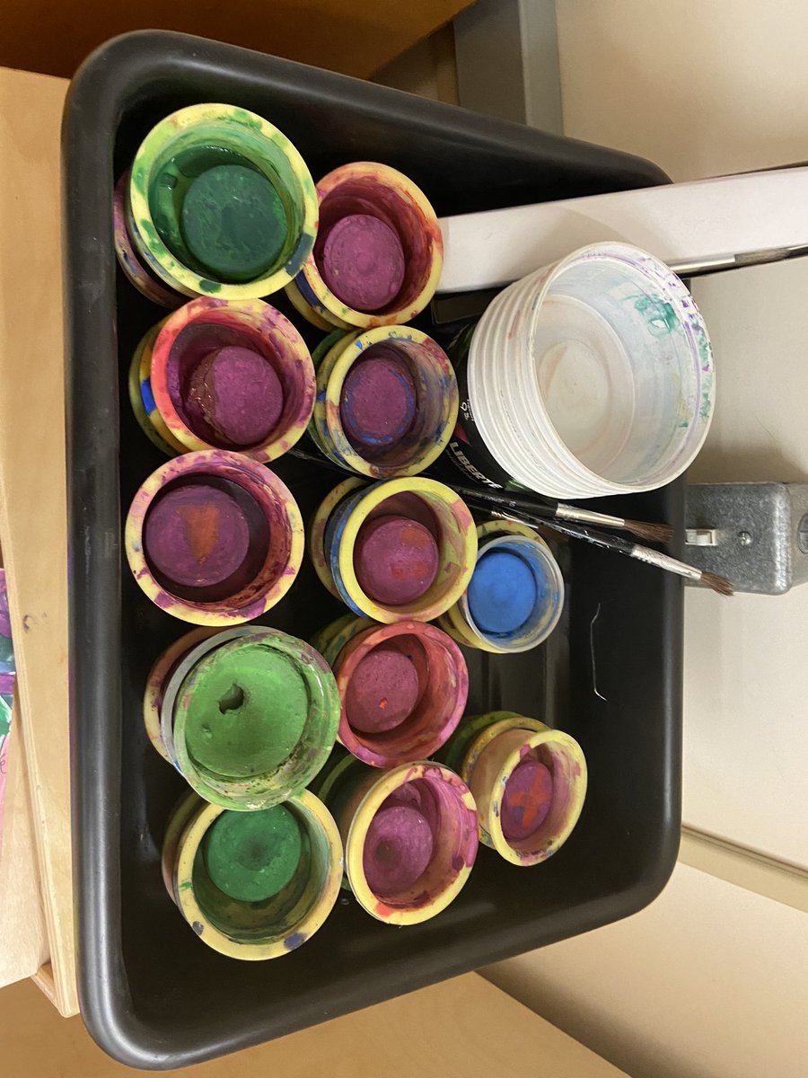 GelowitzBreanne's tweet photo. Organizing by warm &amp; cool colours is a game changer! https://t.co/zF0s0x35NH