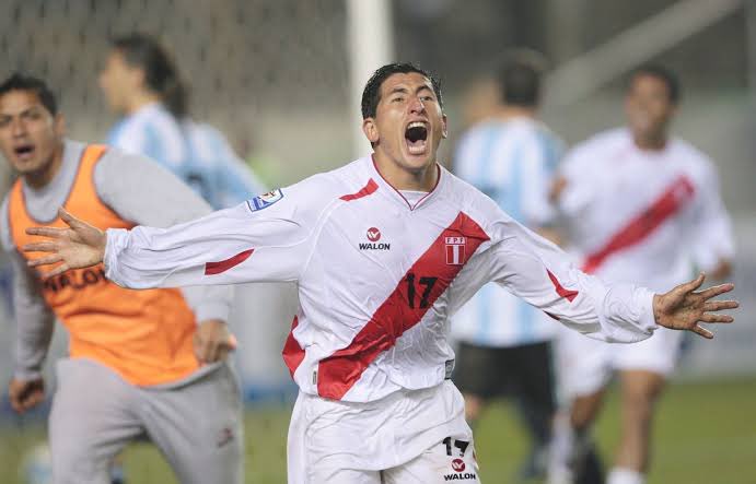 RodrigoMunive0's tweet photo. ✍️

Cerramos el año con la plena confianza de que Perú puede clasificar al mundial de Qatar 2022. 

Es por ello que a continuación, y en honor a todas las alegrías que nos ha dado la selección, repasaremos (con video) los goles más gritados de la “blanquirroja” 🔴⚪️.

Abro 🧵. https://t.co/wM6qAxhSZ1