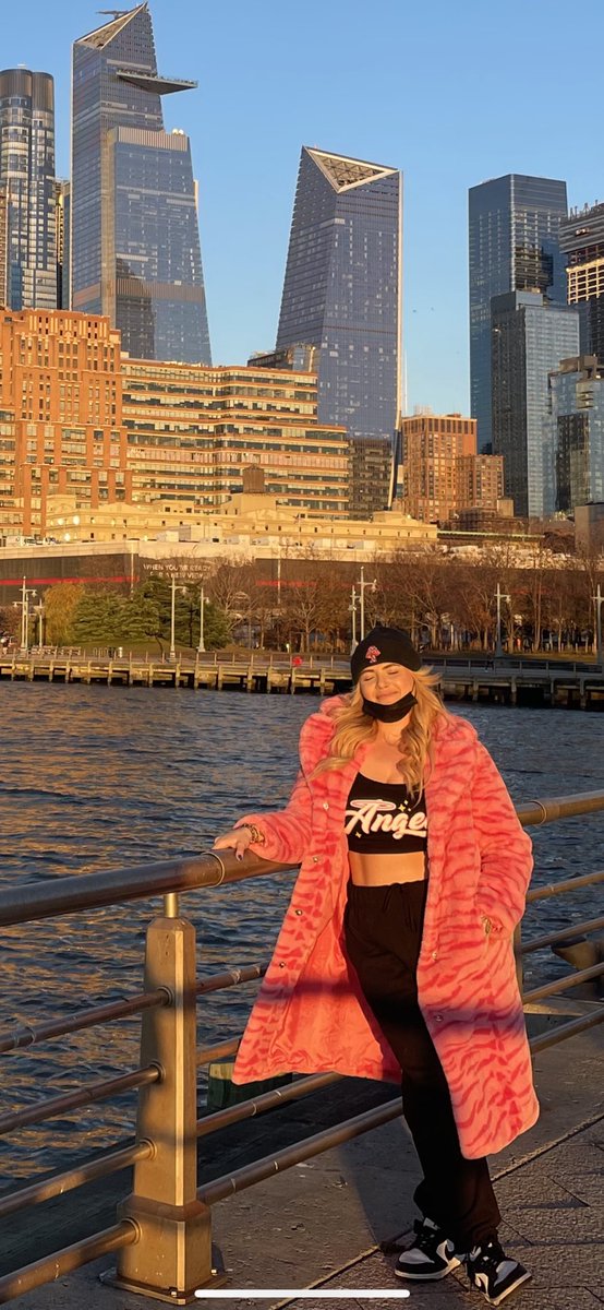 kelcie_delaune's tweet photo. When I tell y’all I feel unstoppable in dis coat.. https://t.co/XmQVeYRJlo