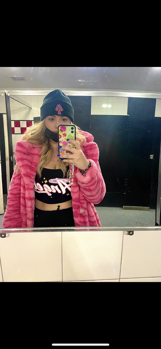 kelcie_delaune's tweet photo. When I tell y’all I feel unstoppable in dis coat.. https://t.co/XmQVeYRJlo