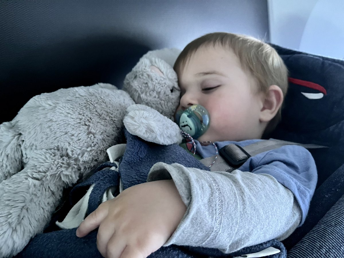 Thank you @British_Airways - BAby O had a stellar flight today. Thank you to all of team BA67 and @HeathrowAirport for looking after us so well 🥰🤗 #sleepingbaby #customerexperience #CustomerSuccess #voces8ontour @HeadForPoints