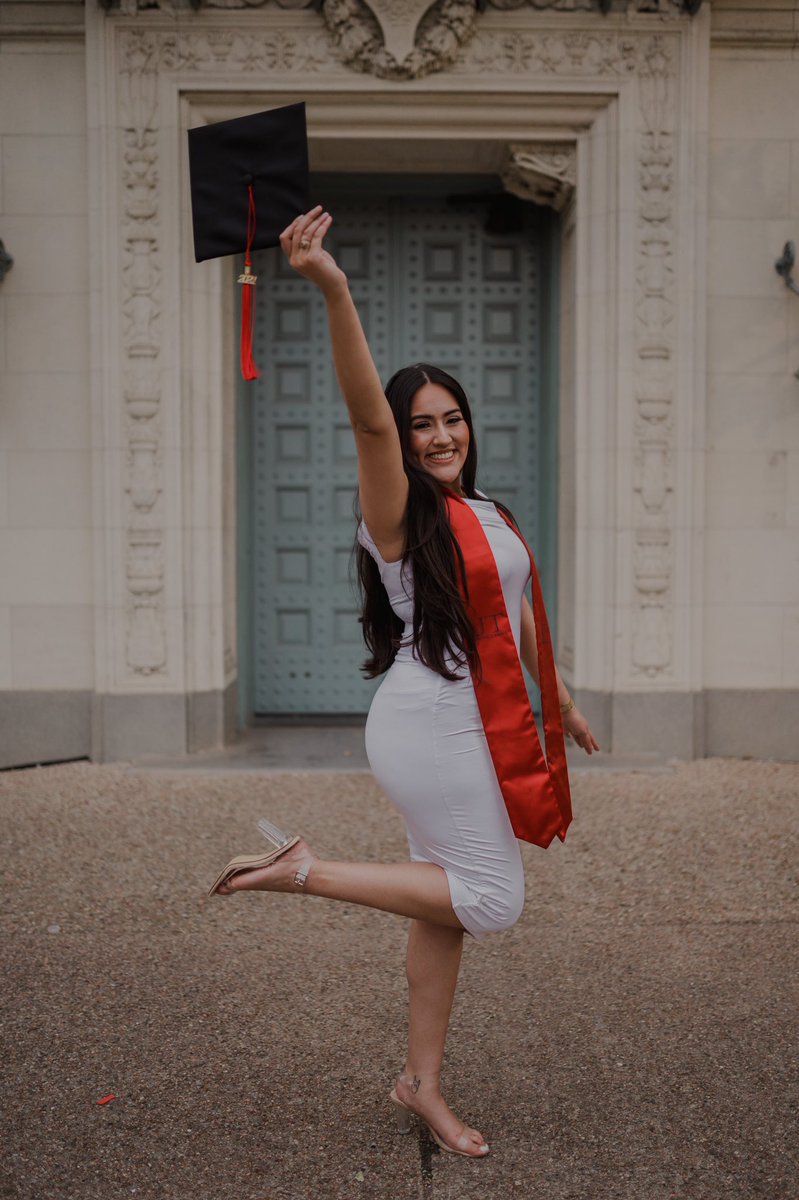 medinanatalie_'s tweet image. A dream come true. 💫🤘🏼🧡

Officially a college graduate from THE University of Texas at Austin.

B.S in Communication and a minor in Journalism ✨

#ut21 #utgrad #moodygrad
📸: @juliancanales