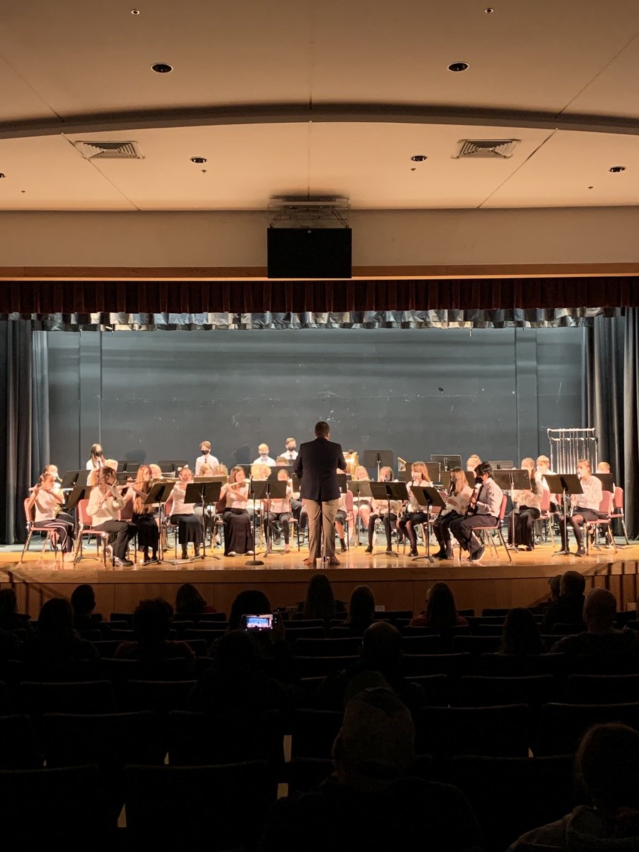 jmannion4C's tweet photo. Live music to celebrate the holidays ⁦@MendonUptonRSD⁩ courtesy of the #Miscoe grade 7 band! https://t.co/XcfH0ZdmCz