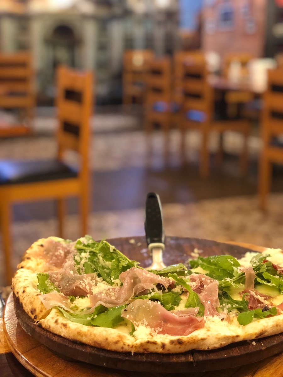 everalb's tweet photo. 🙌🏻🍕✨ (@ Pizzeria Pulcinella in Asunción w/ @stefanknapps) https://t.co/5gghBd6Wgu https://t.co/pXCXmq44a0