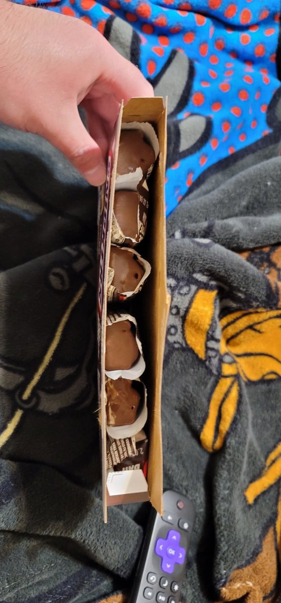 AzuBaele's tweet photo. @SNICKERS opened a box of frozen Snickers and saw this https://t.co/girlHMFpxl