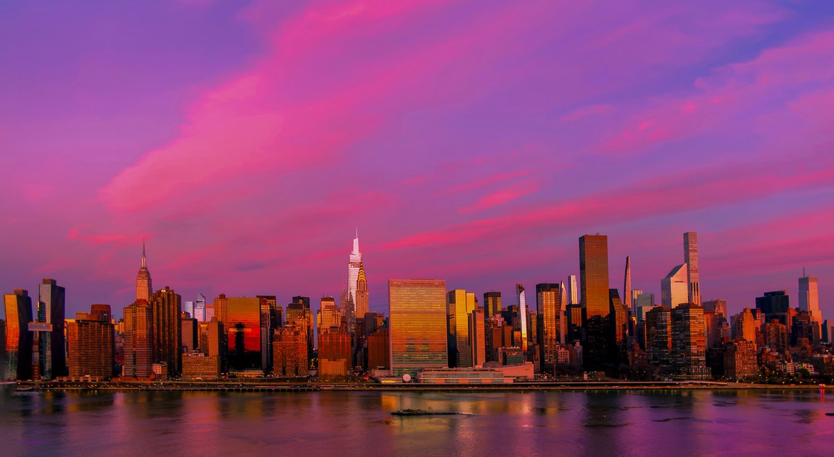 isardasorensen's tweet photo. Fiery pink skies, from #sunrise to #sunset, today in #NYC. https://t.co/wpCuo8yOCc