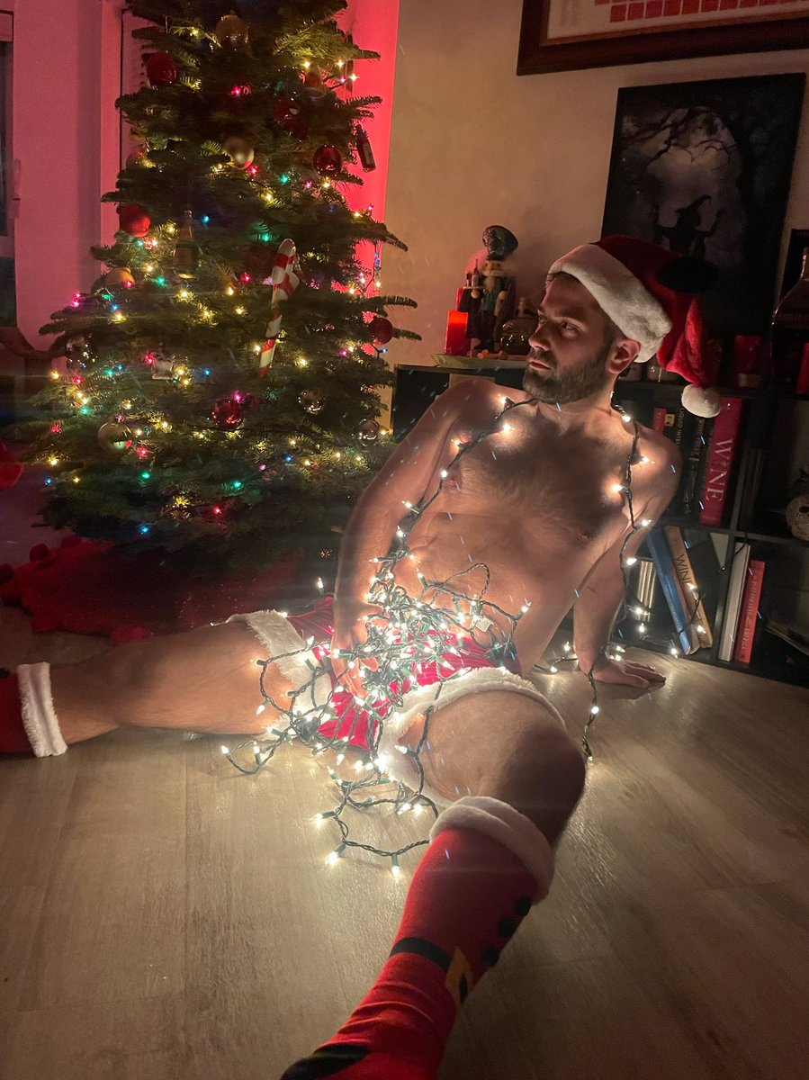 AlliandAlex13's tweet photo. Good thing we are pretty, apparently untangling lights is not our specialty 😜 https://t.co/moDm4Q95Jf