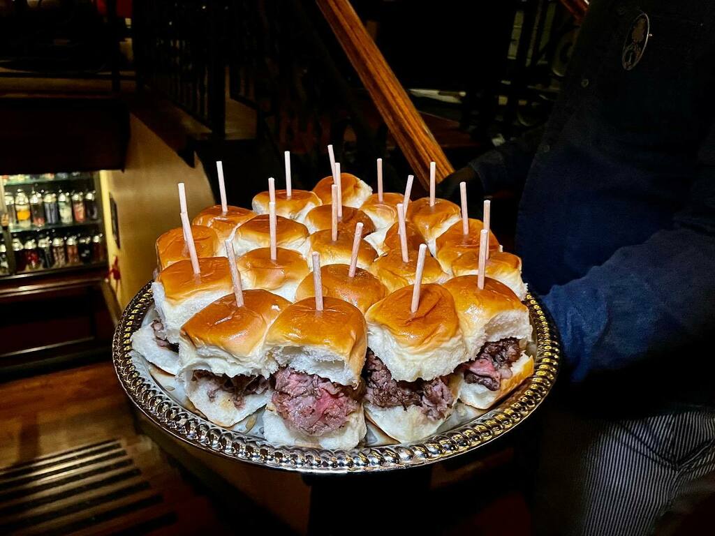 Rainy day 💭 dreams 😍 How many nik-niks are in your dreams? #lgohospitality #rainydayfood #hawaiianrolls