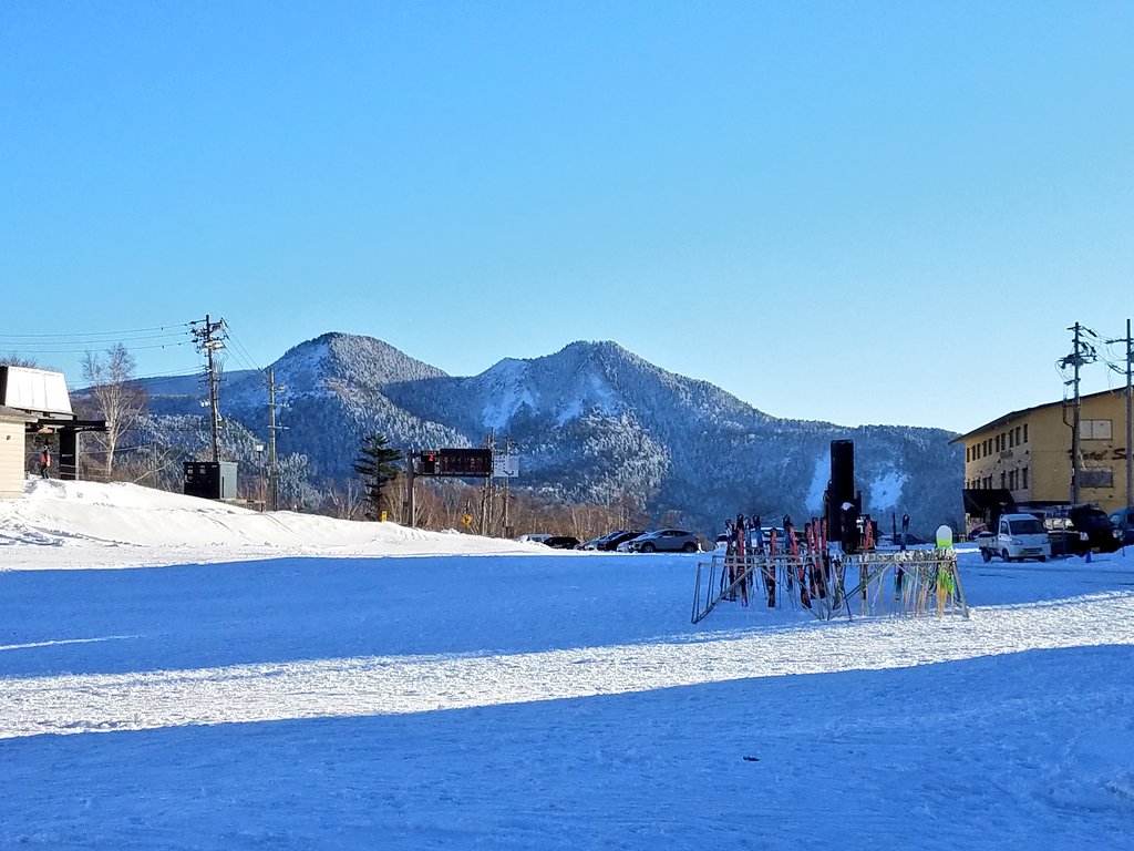 shiga_resort's tweet photo. 高天ヶ原マンモススキー場です。天気のいい日が続いています。ゲレンデは昨日、修学旅行の生徒が楽しんでいました。雪質は乾雪、この時期ではいい状態です。道路の凍結にご注意下さい。 https://t.co/FoR8FOnXyV