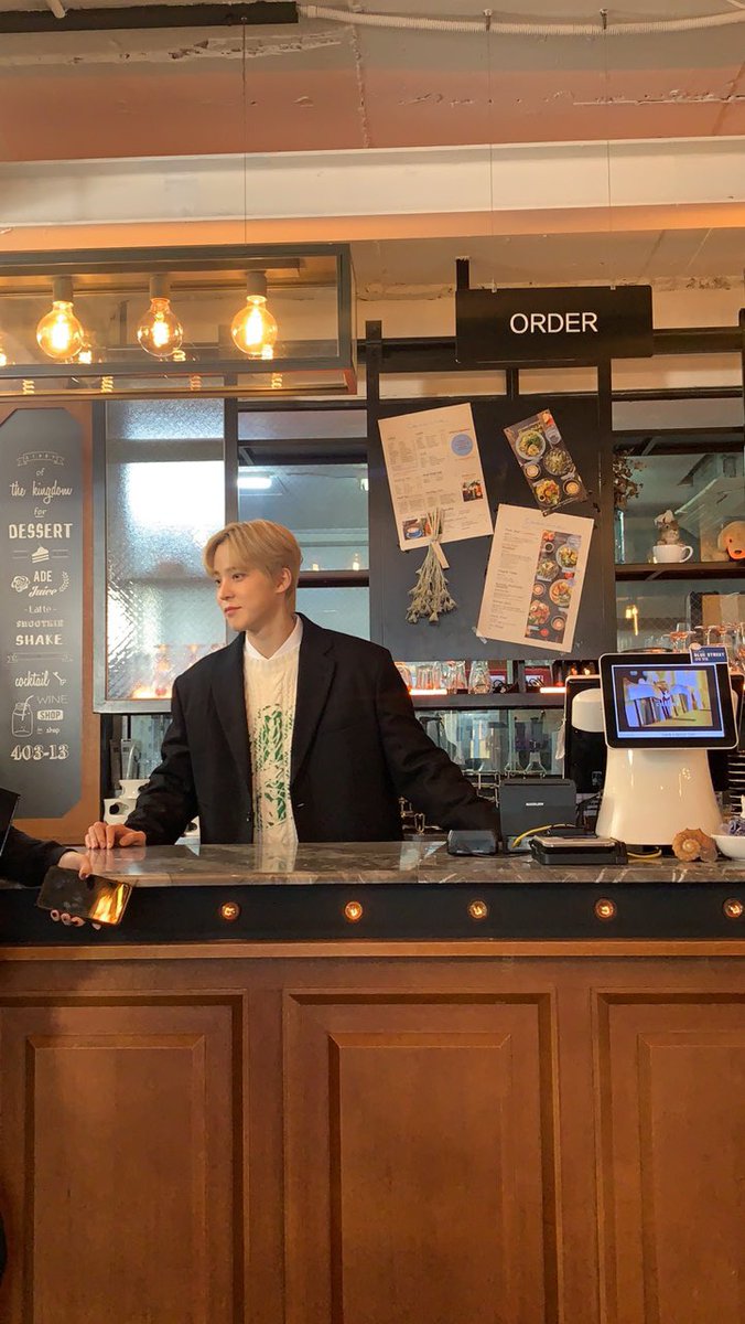 purple_writez's tweet photo. Draft AU 
> A coffee for you. https://t.co/zKGSVCFT0O