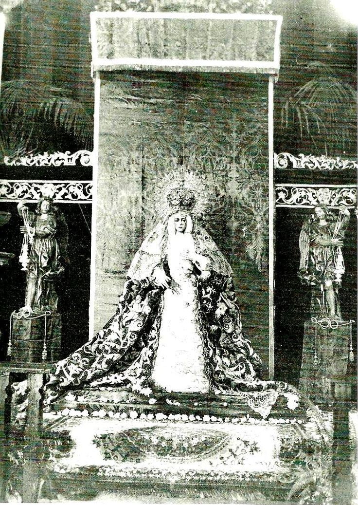 Besamanos de la Esperanza Macarena en la iglesia de San Gil. Año 1934.