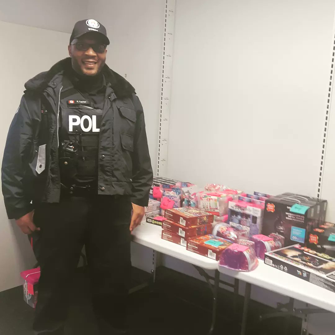 TPS_BCC's tweet photo. Our own BCCC Liaison Officer @tpscarter8 came to drop off more supplies and goodies for our #unitymobiledrive with @collectivegroup2030. We couldn't be more appreciative of the tremendous support we have received from officers like Carter. https://t.co/VVtBuBXjbr