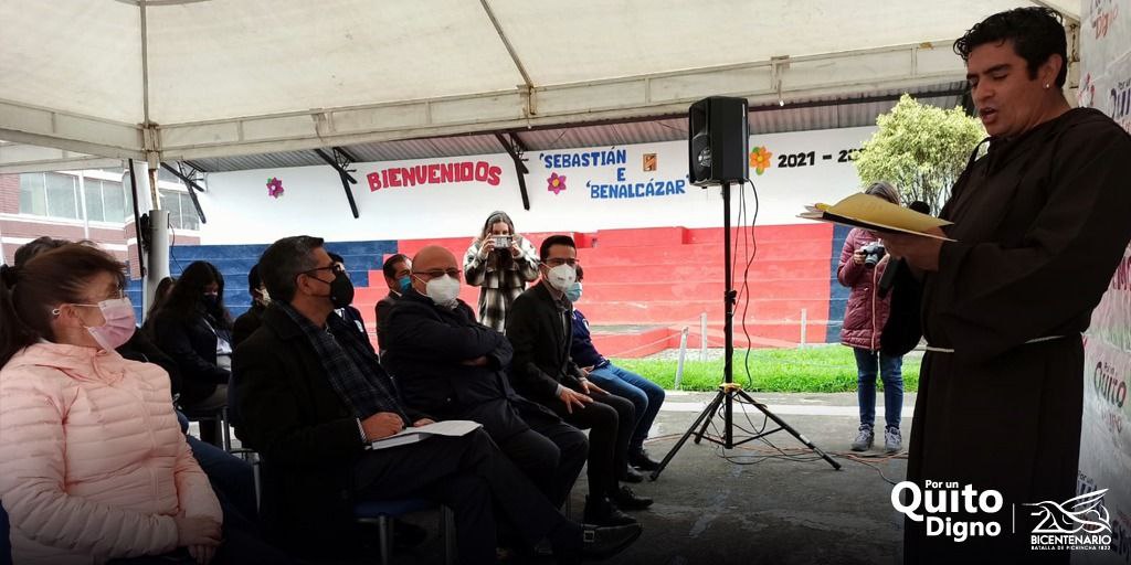 EducacionQuito's tweet photo. Hoy participamos con estudiantes y autoridades de la campaña educomunicacional de @EMGIRSEP "#ElRimember Historias Quiteñas Recicladas", con el objetivo de impulsar cambios de hábitos, consumo responsable, reducción, reutilización y reciclaje de materiales.
#EducaciónUIO https://t.co/dkXqwK5Ddp