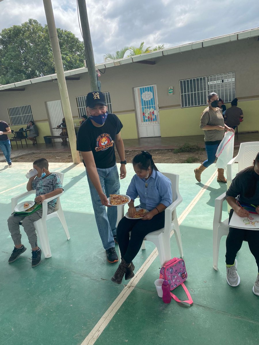 ShibaHispano's tweet photo. Está imagen nos llega de Honduras. #SHIBARMY ayuda en casa de Ayuda a niños huérfanos. Una maravillosa labor. Esto es lo hermoso de un proyecto como lo es Shiba Inu. Acciones que enriquecen el alma. Sigamos adelante haciendo un mundo mejor.  Gracias por la imagen @tv_mannyburgos https://t.co/zrb7emslmq