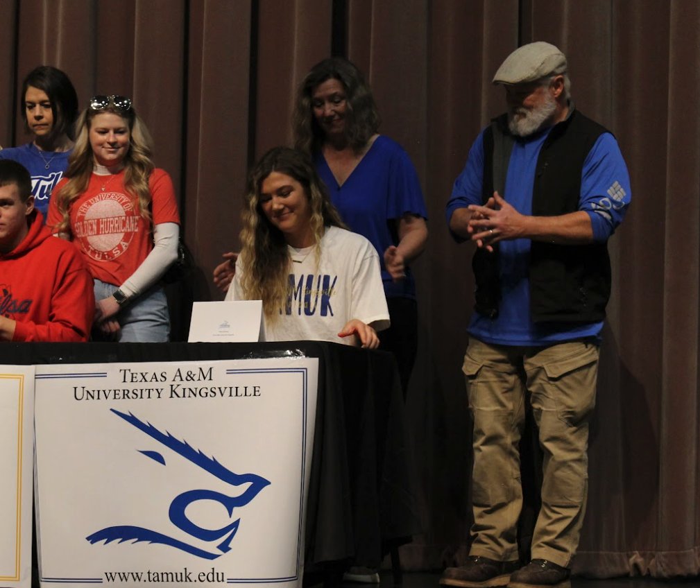 LCISDlchs's tweet photo. It's signing day for these Pirates! 

Bella Sipowicz (Texas A&amp;M Kingsville; Basketball)
Kobie McKinzie (University of Oklahoma; Football)
Kyler Jordan (Baylor University; Football)
Tanyon Zachary (University of Tulsa; Football) https://t.co/FIjOuJW1qJ
