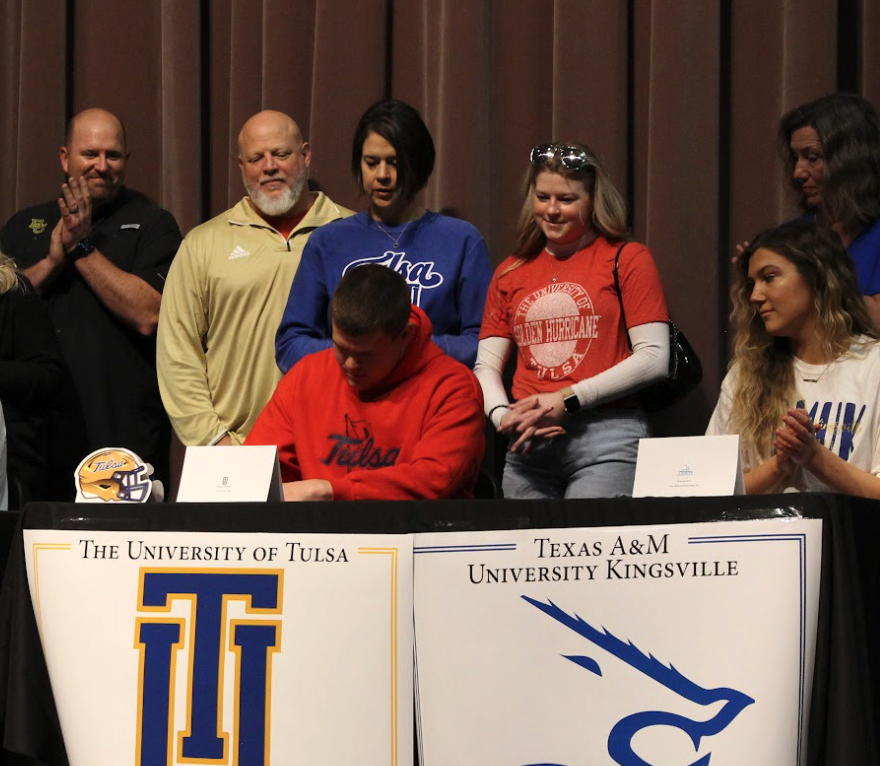LCISDlchs's tweet photo. It's signing day for these Pirates! 

Bella Sipowicz (Texas A&amp;M Kingsville; Basketball)
Kobie McKinzie (University of Oklahoma; Football)
Kyler Jordan (Baylor University; Football)
Tanyon Zachary (University of Tulsa; Football) https://t.co/FIjOuJW1qJ