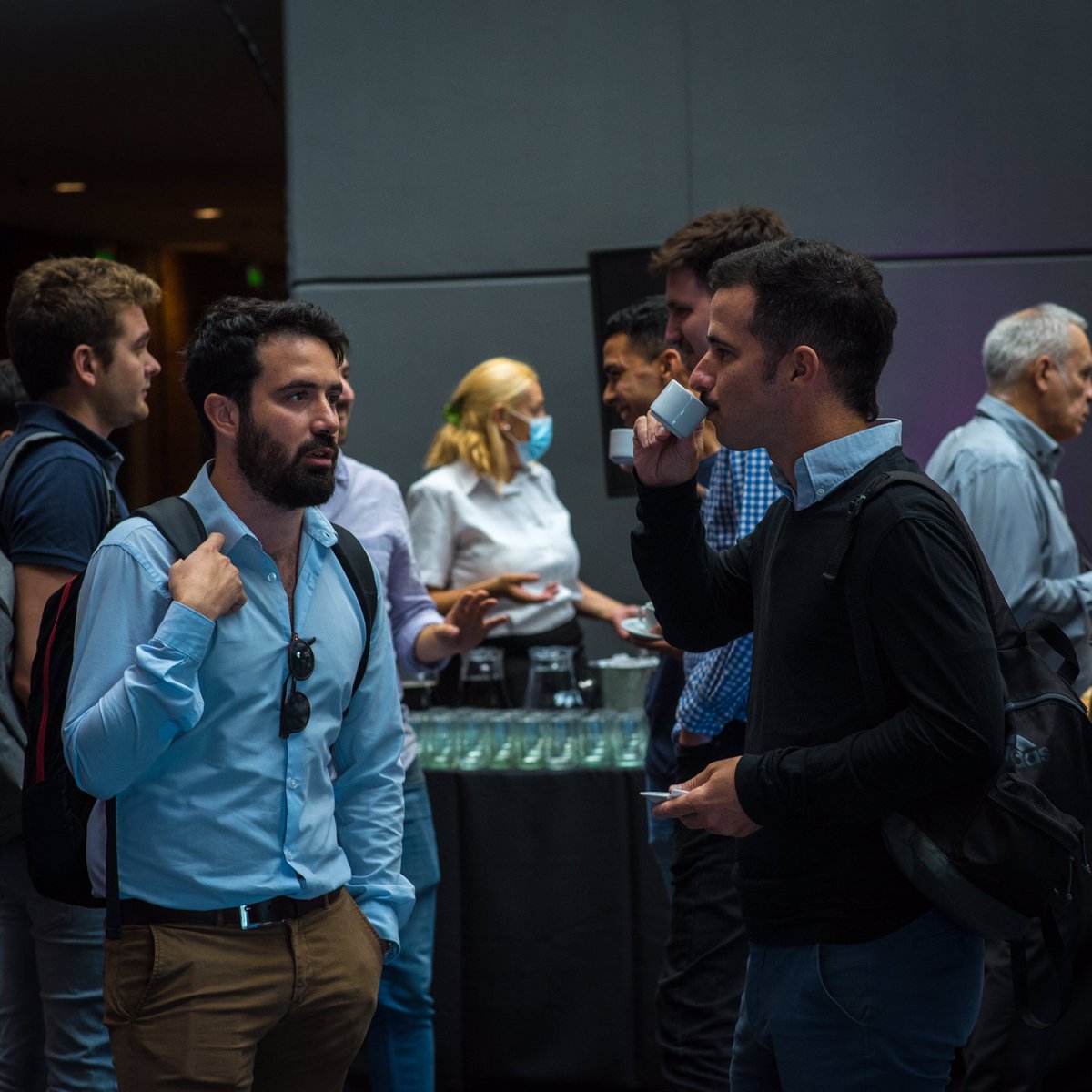 DeepDigitalok's tweet photo. Primer coffee break de la tarde. Aprovechamos para hacer networking y debatir sobre las charlas  que acabámos de presenciar. #DeepDigital https://t.co/foVgaOVZhs