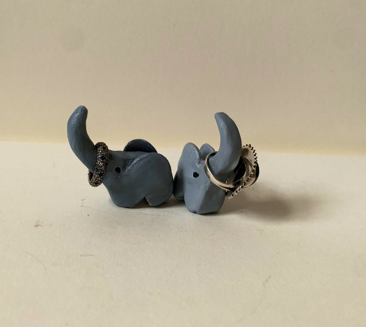 Sending one of these adorable ring holders to someone tomorow! 

Who else is gonna buy one or two of these adorable guys 🐘

etsy.com/uk/listing/111…