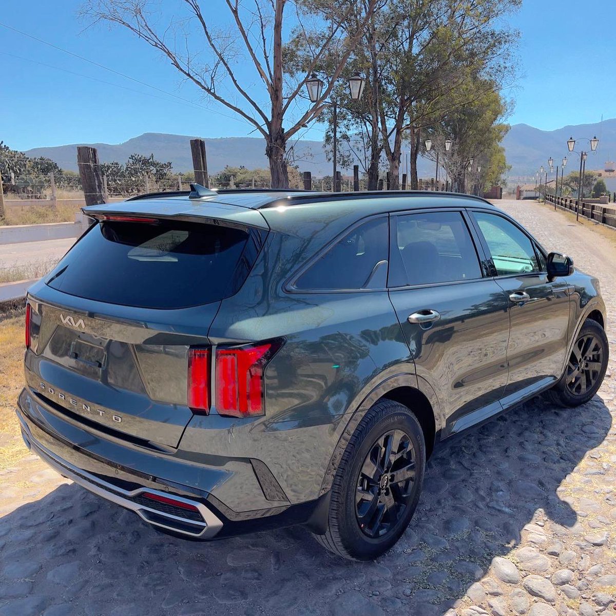 frankymostro's tweet photo. Pinche camionetón, así se los digo!!! 
KIA Sorento turbo, Motor 2.5L, de 277 hp y 311 lb-pie, que responde de inmediato, caja automática de 8 cambios, 6 pasajeros comodos, sonido Bosé, cuadró de instrumentos digital de 12.3”

SORENTO SXL $879,900 https://t.co/xXWPFIaj8T