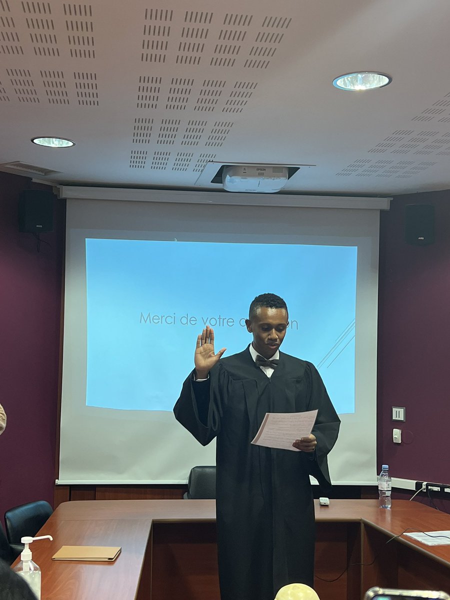 SahraouiChico's tweet photo. Al hamdulillah alla kulli aah !
Me voilà enfin docteur en chirurgie dentaire ce soir ! 
Une grosse pensée à ma mère Allah y rahma qui aurait aimé être la !
A tous ceux que je connais via ce Twitter vous êtes la famille : vous êtes tous un peu docteur avec moi ce soir ! https://t.co/dcuqeZfqvt