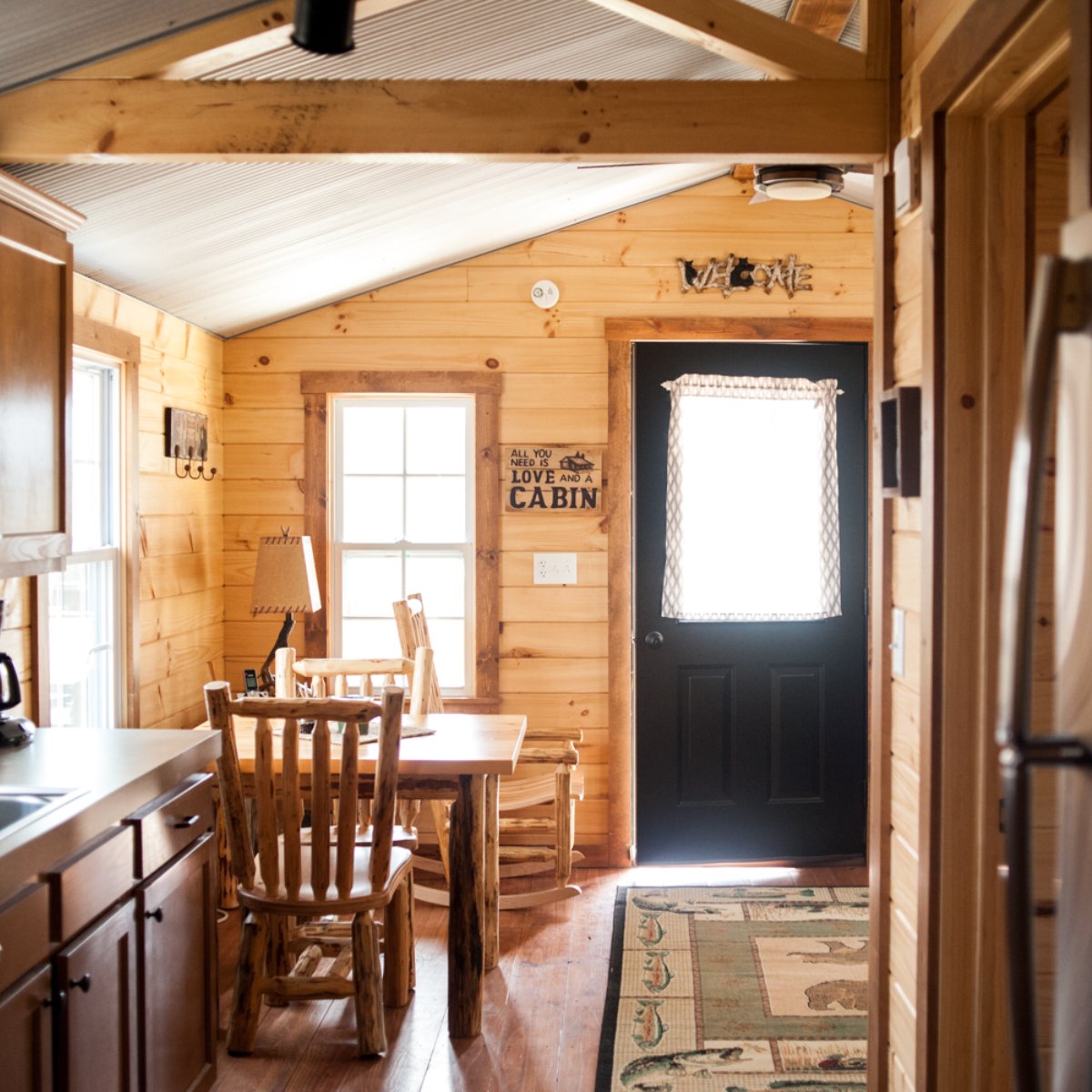 rusticravines's tweet photo. Our cabins are designed with your comfort in mind. From beds to bathrooms and TVs, you'll feel right at home. #RusticRavines #RusticRavinesWV https://t.co/PlOY8dUnFY