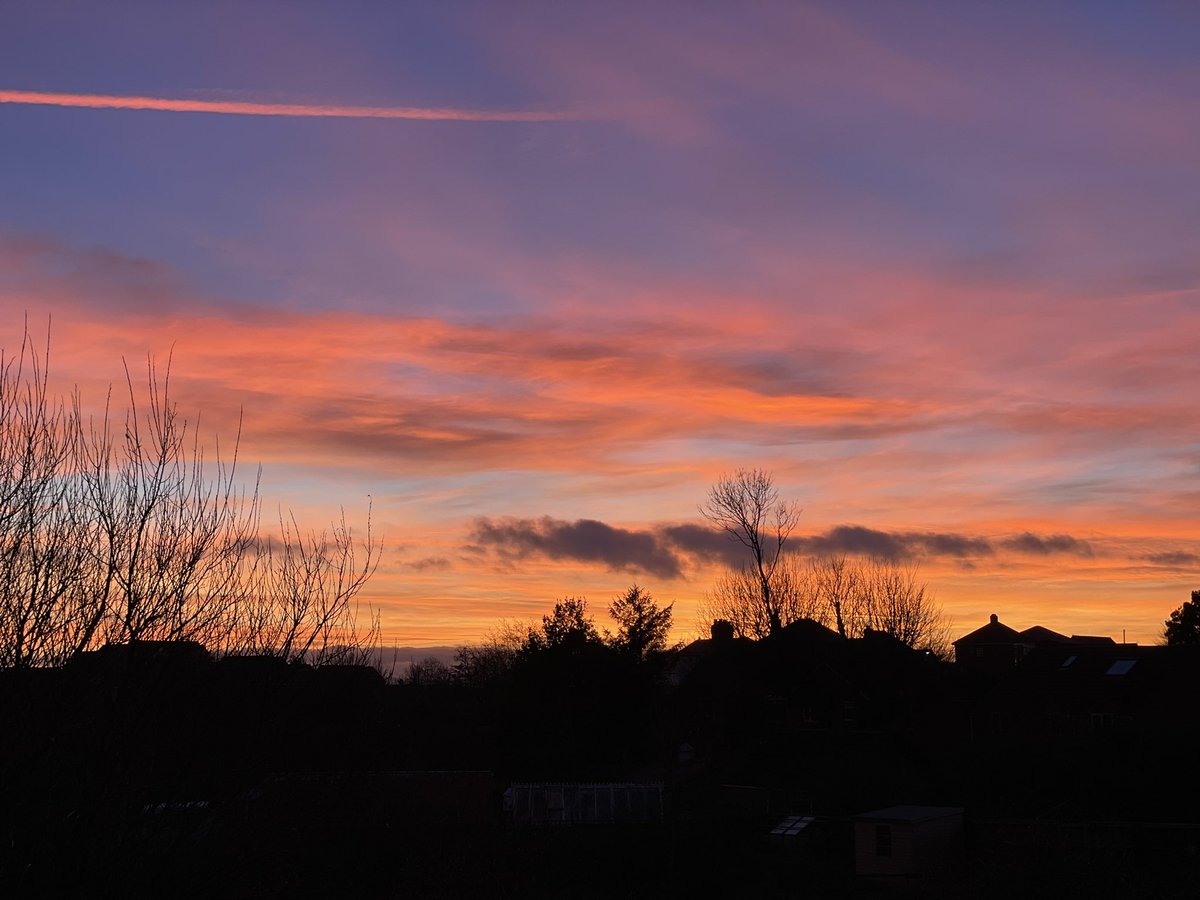 In_to_recovery's tweet photo. End of the day in #NorthYorkshire with a beautiful sunset , feeling nourished. Great to talk to @philelliottd about recovery in #York and catch up with @Alison_Semmence Taking some time to reflect as I can feel a #GrowingEdge becoming more figural for me. #NEVERSTOPexploring https://t.co/bW2HzNGUYr