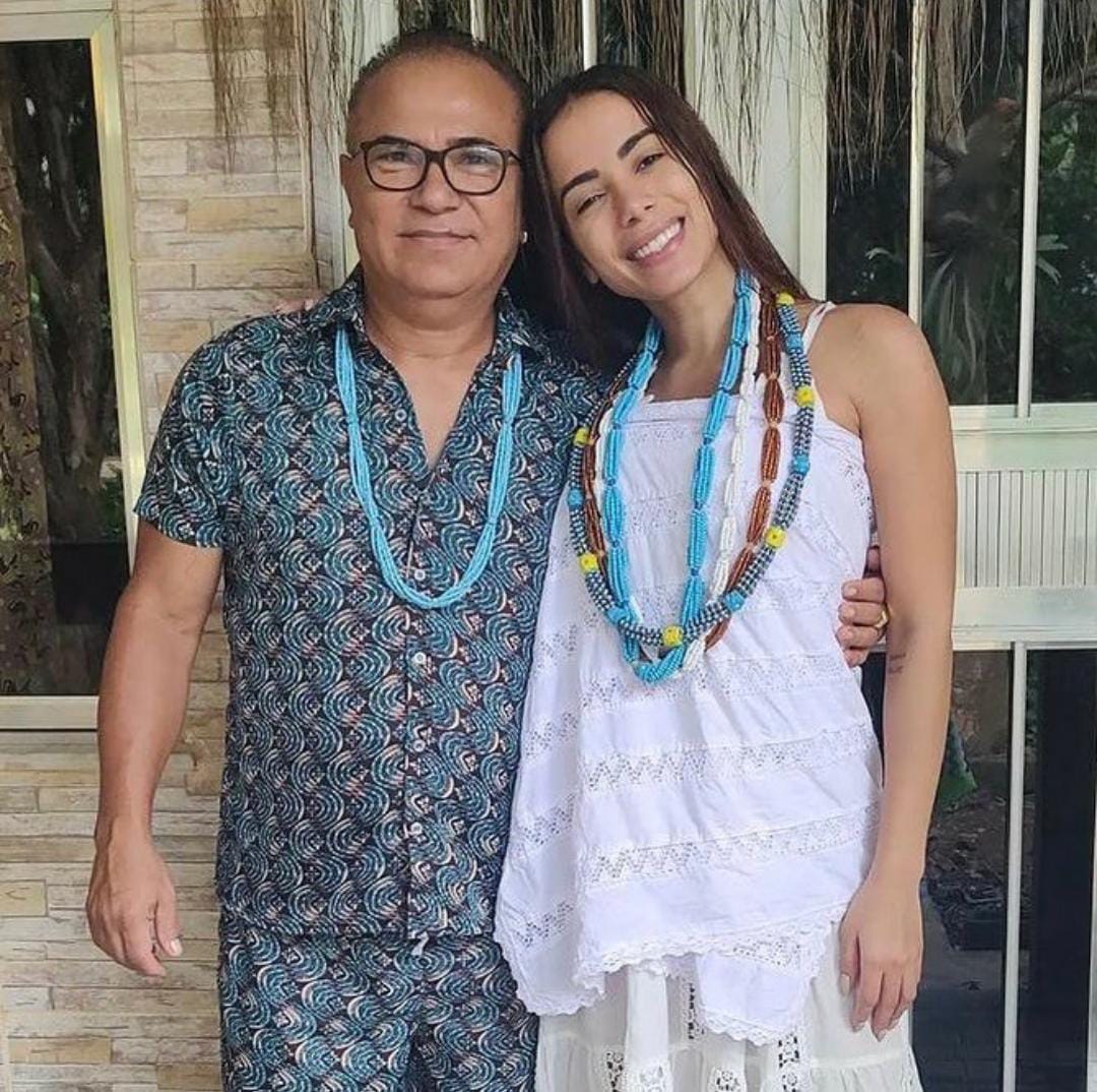 updatecultura's tweet photo. NOJO! Após postar foto com seu Pai de Santo, Anitta é vítima de intolerância religiosa na web. https://t.co/PbZXJUVFqx