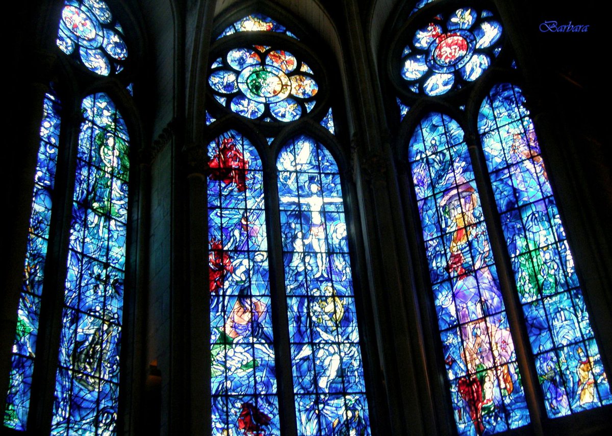 cristinamucciol's tweet photo. #MarcChagall, Cattedrale di Reims. Splendore su vetro. Il #vetro è così umile da scomparire sotto il colore, facendolo brillare in tutta la sua potenza. Ma è il vetro, attraversato dalla luce, a permettergli di splendere, e di tingere l'aria. #fareluce, sino a Natale https://t.co/etXTV9DpJi