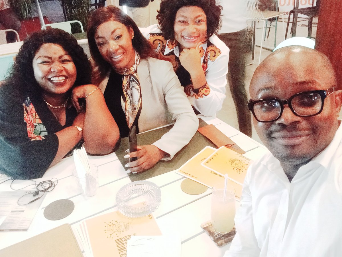 urbainmanoka's tweet photo. Belle soirée #Afterwork avec @NkeloBantu en compagnie de @MiandaMH @MadingMimie et #Fallone.
Optimisons en créant des ponts.
@JosephineMawete https://t.co/7b7QHE1u7j