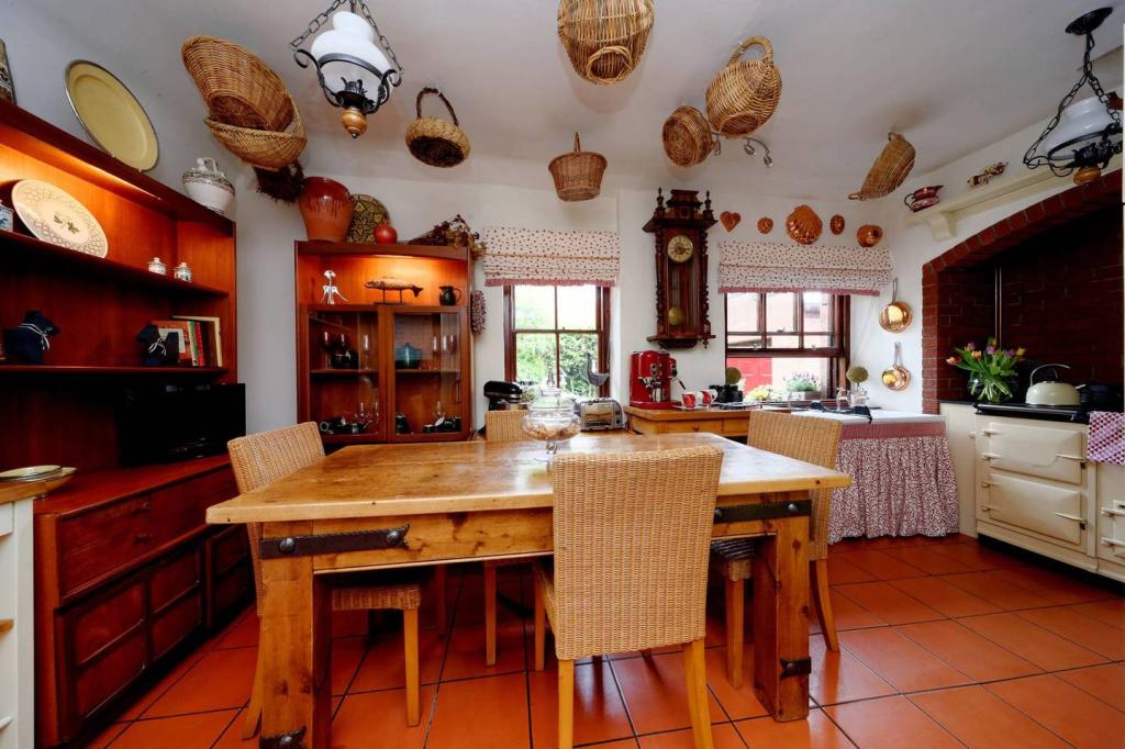 manx_maid's tweet photo. Meanwhile, in today's "interesting" kitchen . . #propertywatch https://t.co/ipOMrIuWzQ