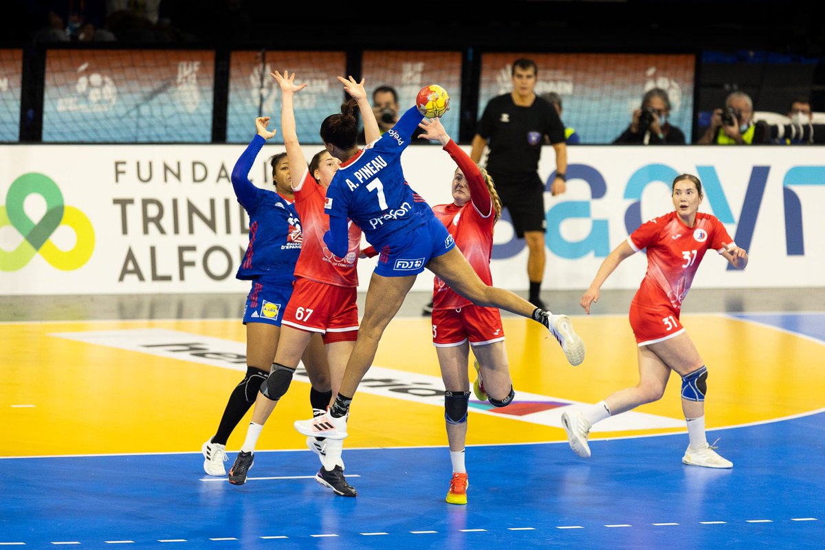 FRAHandball's tweet photo. ✊🏼 Avant de se mesurer aux Suédoises ce mercredi, les Bleues ont été solides face aux Russes, hier soir. 

Voici, pour le plaisir, encore quelques images des coulisses de la rencontre. 

📷 @ffhandball / @julianschlosser 

#BleuetFier #sheloveshandball  #RUSFRA https://t.co/066DqLosi9