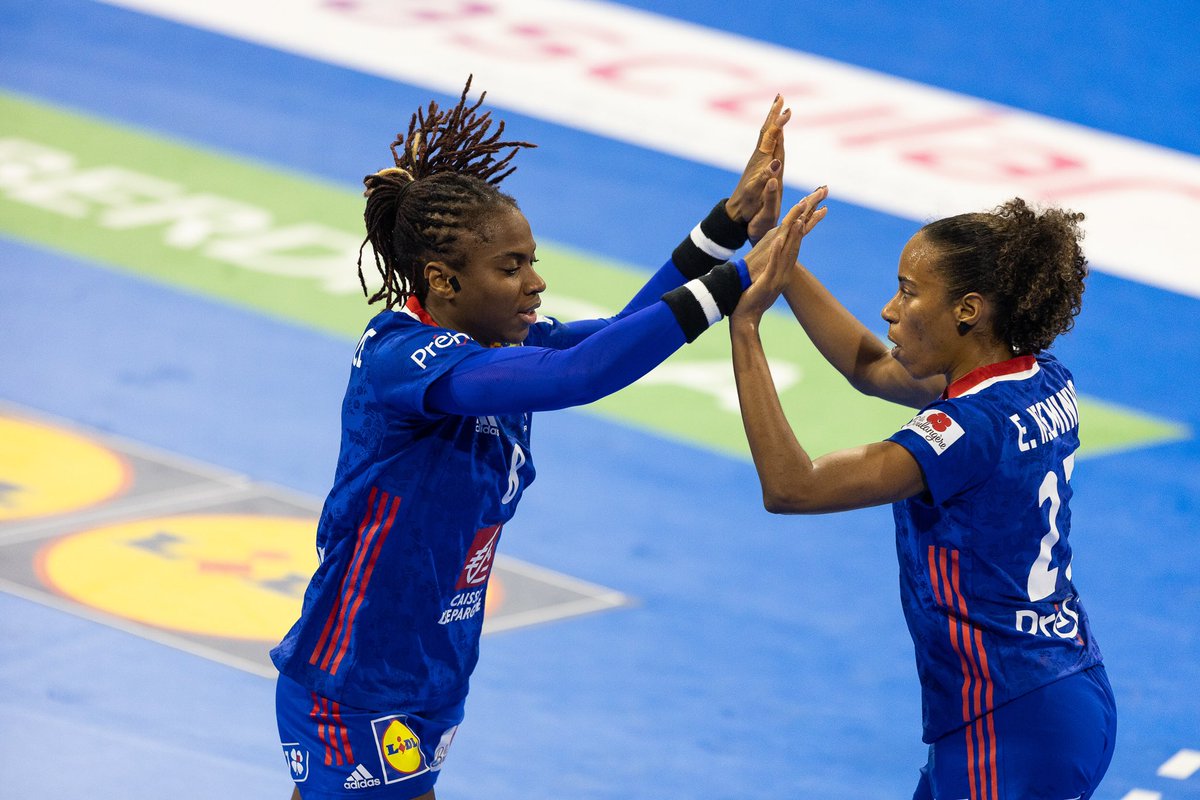 FRAHandball's tweet photo. ✊🏼 Avant de se mesurer aux Suédoises ce mercredi, les Bleues ont été solides face aux Russes, hier soir. 

Voici, pour le plaisir, encore quelques images des coulisses de la rencontre. 

📷 @ffhandball / @julianschlosser 

#BleuetFier #sheloveshandball  #RUSFRA https://t.co/066DqLosi9