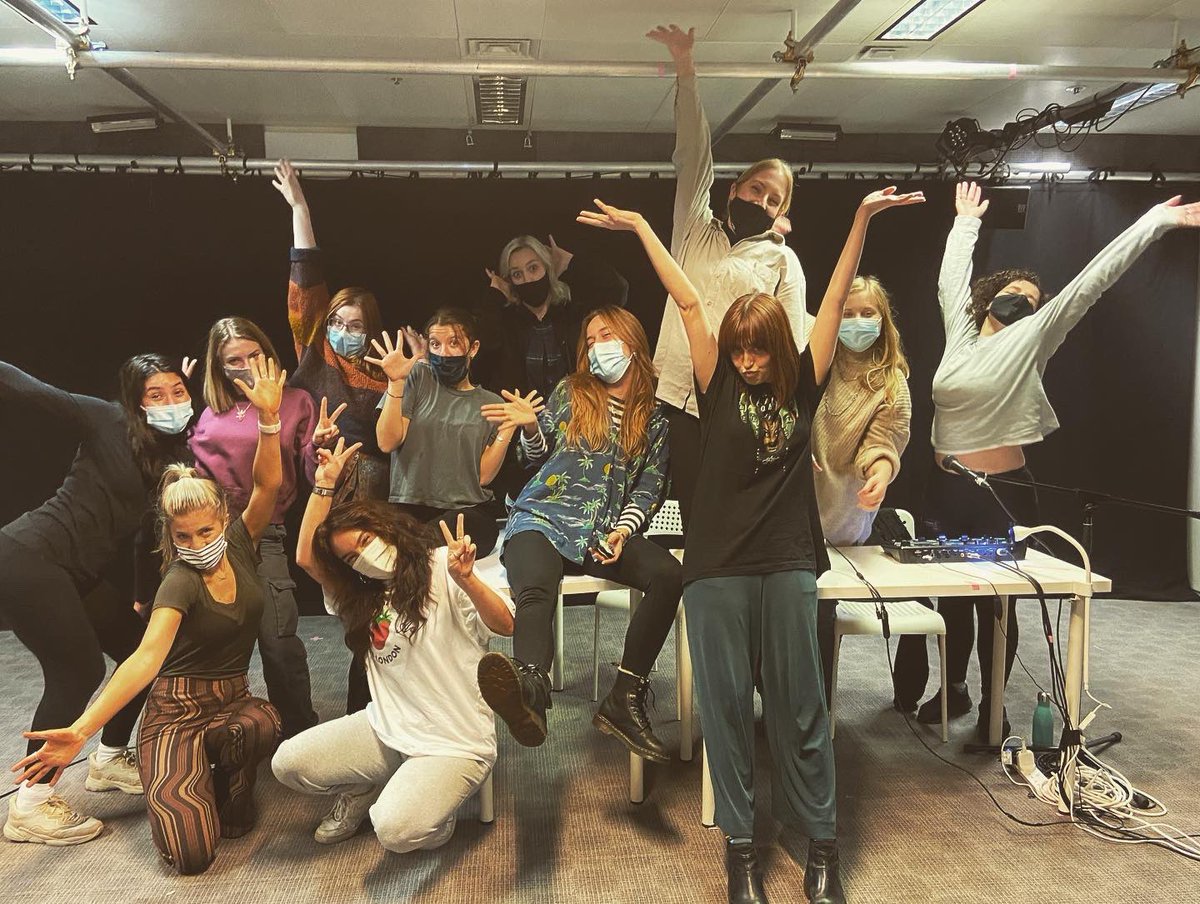 Fable_Workshop's tweet photo. What a stunning team ay? 😁
Today for DOSAGE we were joined by 6 incredible young female actors and theatre makers from @NYTofGB 
We shared ideas and talked about experiences with contraception and mental health. 
It was a pretty special day 🙏 https://t.co/X8XuDiDVor