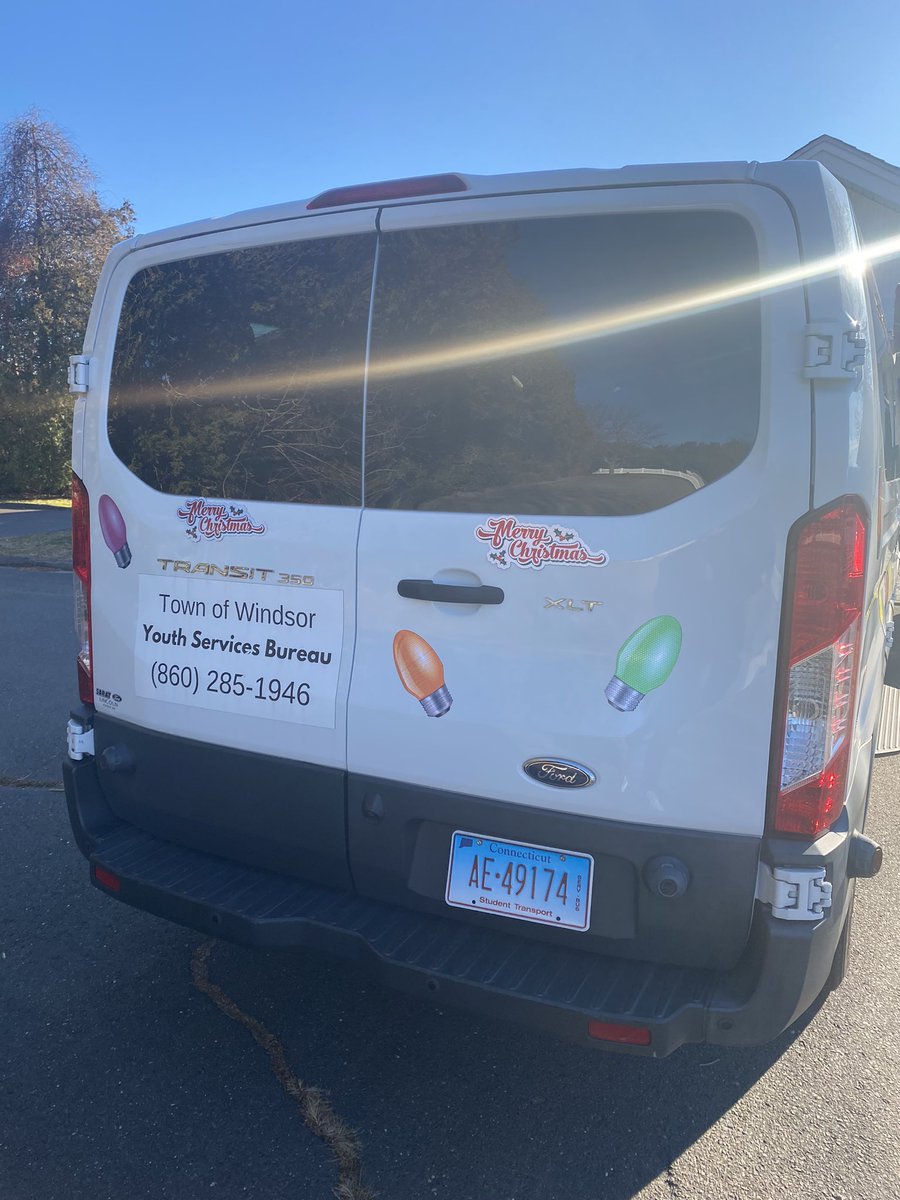 WinYSB's tweet photo. The YSB vans and the Teen Choice judges are ready for the Deck the House Holiday Light Contest! #deckthehouse #teenchoice #deckthehouse #windsorct https://t.co/F4N1ULIelH