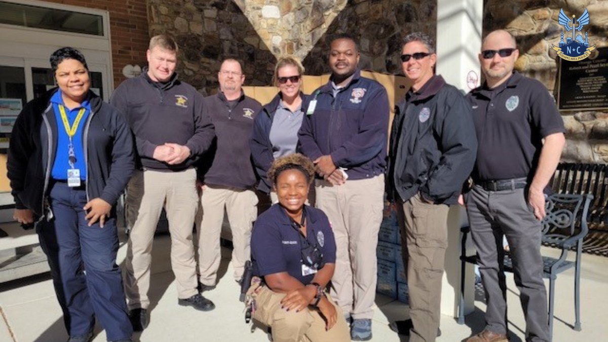 ChapelHillPD's tweet photo. Check out our #GuardiansOfTheHill and @OCNCSheriff helping the @OCNCGOV Seymour Center deliver food to local seniors in need.
#GuardiansGiveBack https://t.co/0XyfQlrh5A