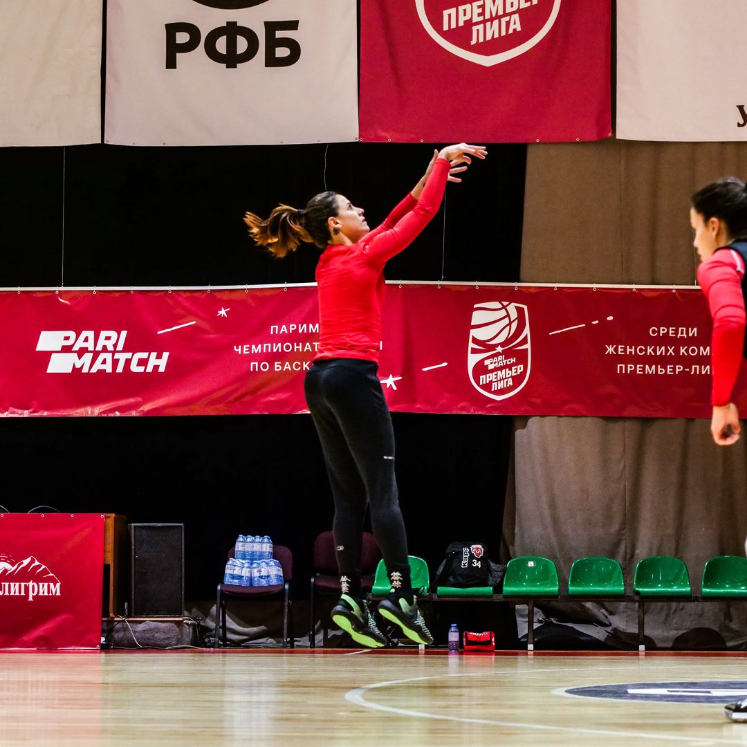 larochevendee's tweet photo. 🇷🇺 - @AssiitanK &amp; @anasuarez500 face au défi Russe de la championne WNBA Azura Stevens ⚔️ https://t.co/cOdZi6Yzf3