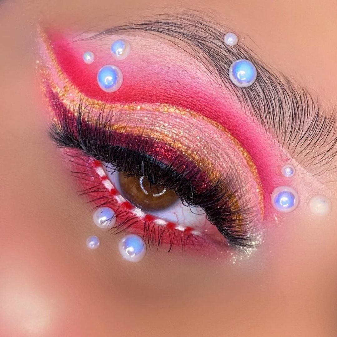 PlanetBeauty's tweet photo. We're enjoying the holiday lights &amp; the holiday glams!😍 @makeupbymxlbeauty created this look using @themakeupshack Rainforest Palette!🎄🎁 #planetbeauty #beautybabe #beauty #eyes #cosmetics #christmas #merrychristmas #eyeshadow #shadowpalette #motd #makeup #holiday https://t.co/LISEuDdyG3