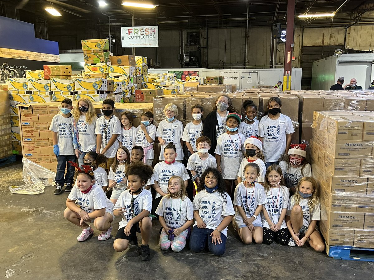 oldladylor's tweet photo. Student Lighthouse giving back! @HCPSLanier @TheLeaderinMe @FeedingTampaBay #leadingtheway #giraffeheros #beherebeyoubelong https://t.co/uHjBhwHv9O