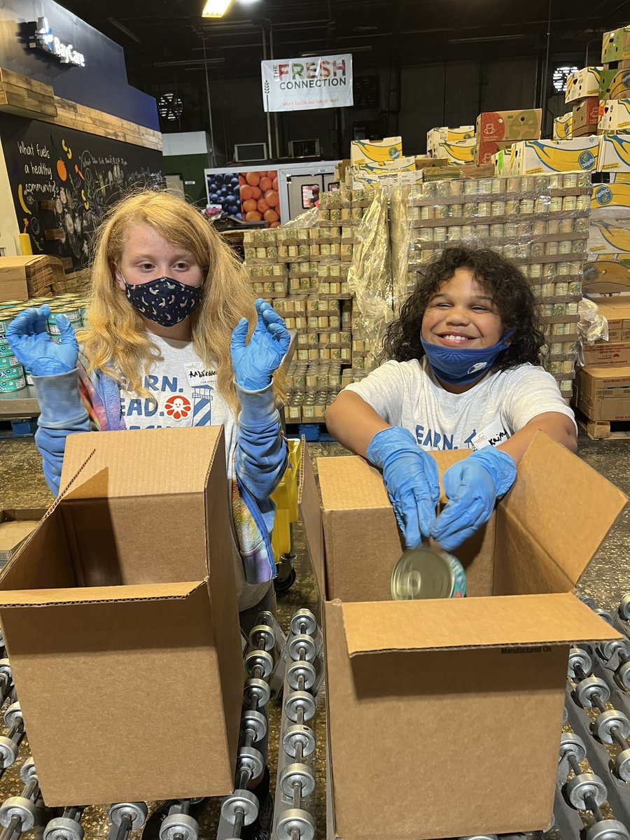 oldladylor's tweet photo. Student Lighthouse giving back! @HCPSLanier @TheLeaderinMe @FeedingTampaBay #leadingtheway #giraffeheros #beherebeyoubelong https://t.co/uHjBhwHv9O