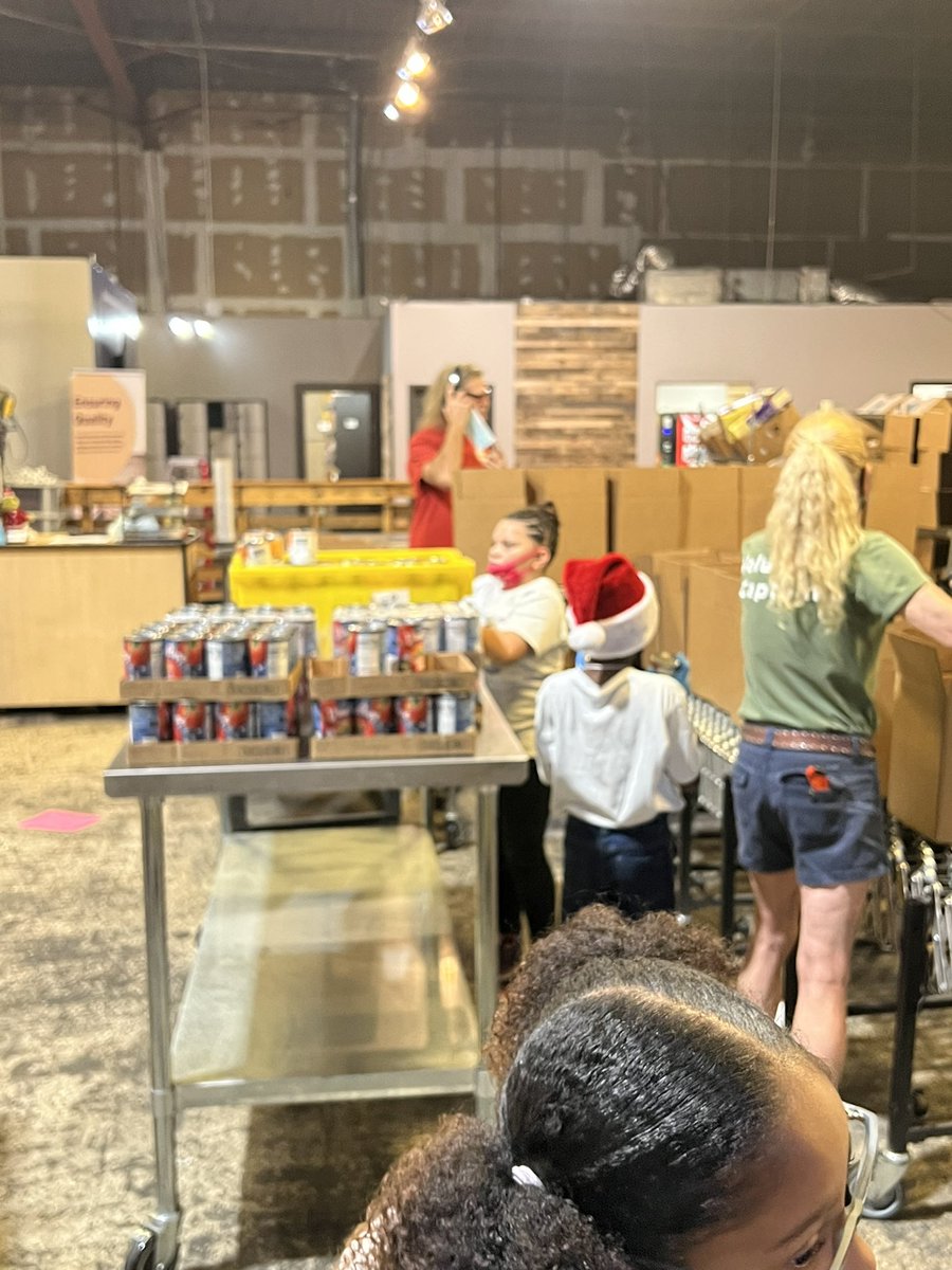 oldladylor's tweet photo. Student Lighthouse giving back! @HCPSLanier @TheLeaderinMe @FeedingTampaBay #leadingtheway #giraffeheros #beherebeyoubelong https://t.co/uHjBhwHv9O
