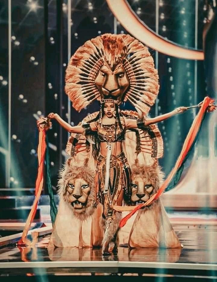 CMD002021's tweet photo. Kossinda Angele #Miss universe Cameroun 2020 a marqué les esprits après son passage au concours avec sa tenue traditionnelle avec des têtes de lion. https://t.co/rNmtXTYoRq