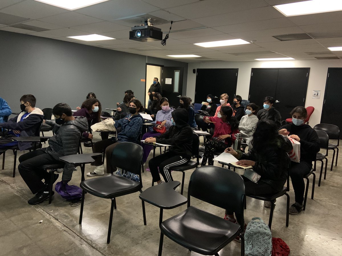 M_Toro_11's tweet photo. PV 7th graders became college students today. #21stcenturycareers @2ndaryScience https://t.co/i1mzshC3iK