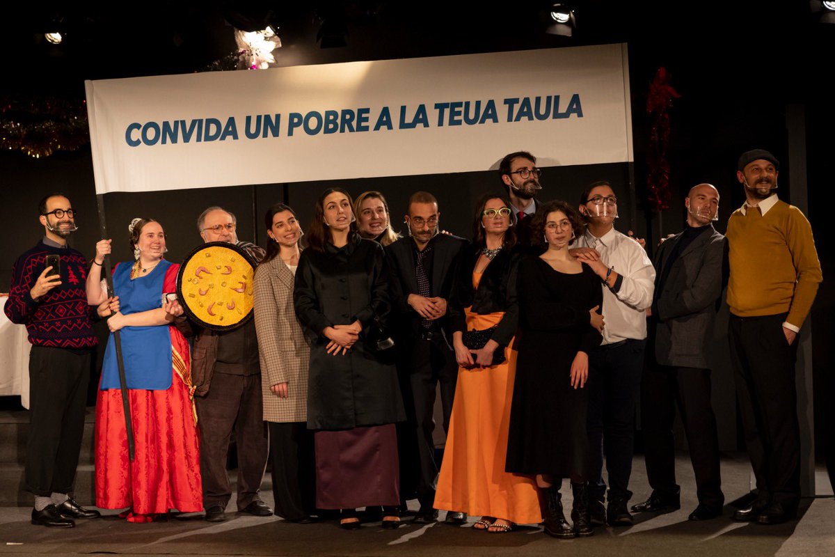 FundacioUV's tweet photo. Ara sí que sí!!! 🤩

📢 Tot a punt per a la gran estrena demà a @LaNauuv de l’obra d'ASSAIG-Grup de Teatre de la @UV_EG 𝗖𝗼𝗻𝘃𝗶𝗱𝗮 𝗮 𝘂𝗻 𝗽𝗼𝗯𝗿𝗲 𝗮 𝗹𝗮 𝘁𝗲𝘂𝗮 𝘁𝗮𝘂𝗹𝗮! 

Vos esperem!! 😊

#AssaigUV #CulturaUV #TeatreUV 

📸 Miguel Lorenzo https://t.co/oPxZmKY5Xc