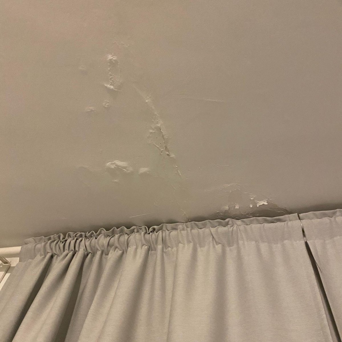IkTheStylist's tweet photo. I call #airbnb back to inform them I can’t stay. I was told to send pics, I did. https://t.co/AD2TGBFvzm