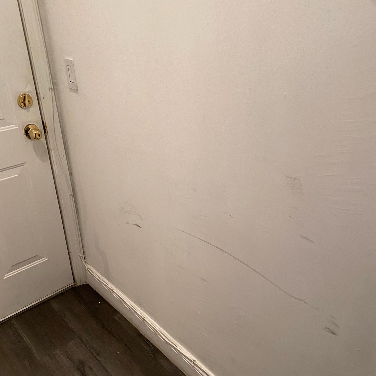 IkTheStylist's tweet photo. I call #airbnb back to inform them I can’t stay. I was told to send pics, I did. https://t.co/AD2TGBFvzm