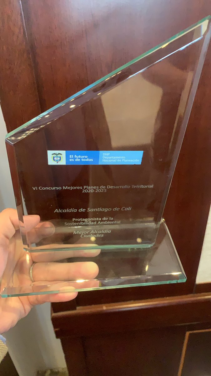 RoyAlejandroB's tweet photo. GANAMOS!!! “Cali Unida por la Vida” es el mejor plan de desarrollo de Colombia, en la categoría de Sostenibilidad Ambiental! Gracias Alcalde @JorgeIvanOspina por permitirme liderar este proceso, y gracias a todo el equipo de @AlcaldiaDeCali y @DAPMCali por los enormes esfuerzos!! https://t.co/dydZXu4uGU