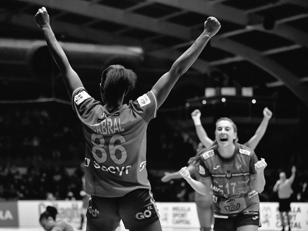 fexbm's tweet photo. ❤️  #Guerreras🇪🇸 
💥 ¡A SEMIS!
@RFEBalonmano
@SheLOVsHandball
#SheLovesHandball https://t.co/9BkQZbLP6p