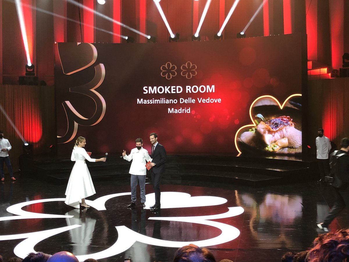 Malagaenlamesa's tweet photo. ¡Y la gran sorpresa de la noche! @danigarcia_ca vuelve a la Guía Michelin y entra directamente con dos estrellas, esta vez en Madrid con Smoked Room. Recibe la chaquetilla su jefe de cocina, Massimiliano Delle Vedove https://t.co/fxZiU5x6rO https://t.co/A5FQTLEQVo