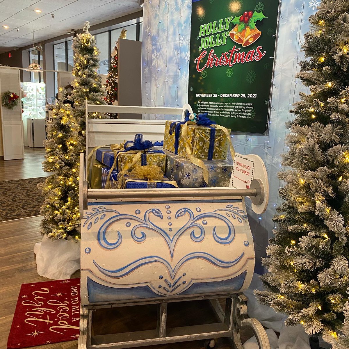 BrittanyReimer2's tweet photo. Last weekend I had a lot of fun at the Broadway Palm Dinner Theatre seeing Holly Jolly Christmas with My Autism Connection, Inc. group! We had a wonderful time and great Christmas music too. #myautismconnection @MyAutismConn #fun #broadwayplay https://t.co/3EKEpUIowL